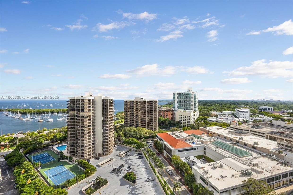 Foto principal - 2831 S Bayshore Dr