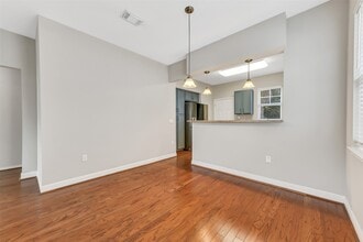 Building Photo - 4418 N Live Oaks Cir