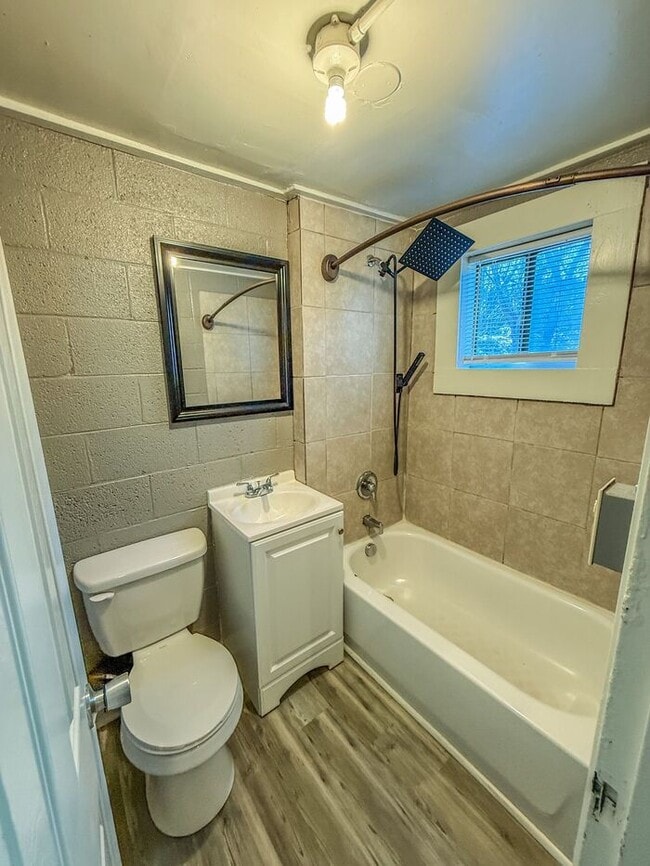 Building Photo - 1 Bed 1 Bath Available Now at Gurley Flats in Durham!