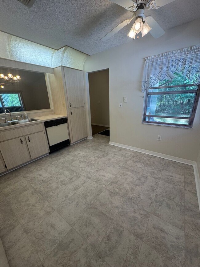 Foto del edificio - Spacious 3BR/2BA Home in Rainbow Acres – L...