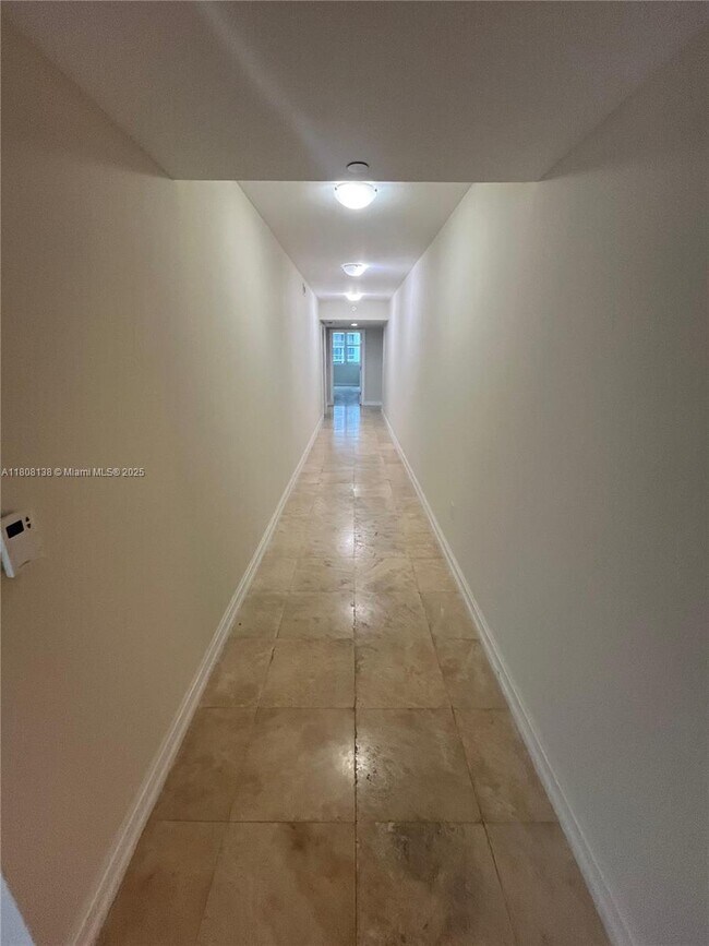 Foto del edificio - 20201 E Country Club Dr