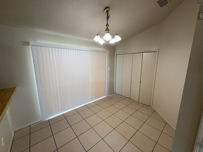 Building Photo - 2208 Hemlock Dr