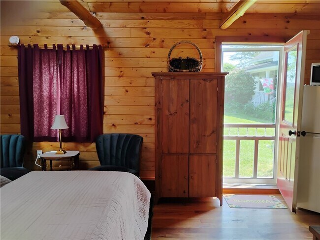 Foto del edificio - 663 Wheat Hill Rd