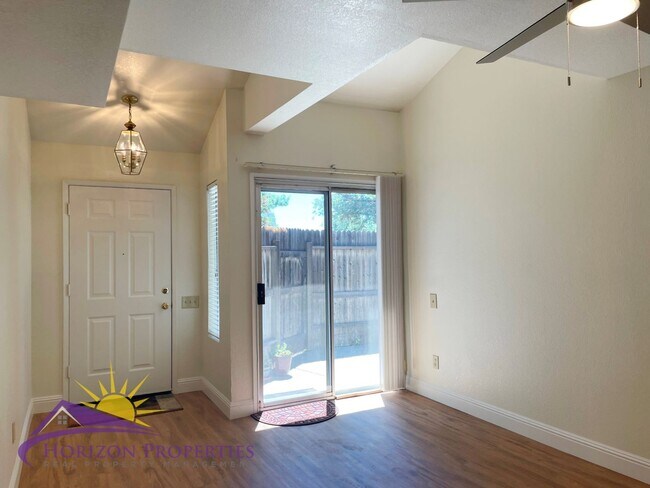 Foto del edificio - Spacious Two-story 2 Bed 2 Bath 1,564 Sq. Ft. North Sacramento Condo