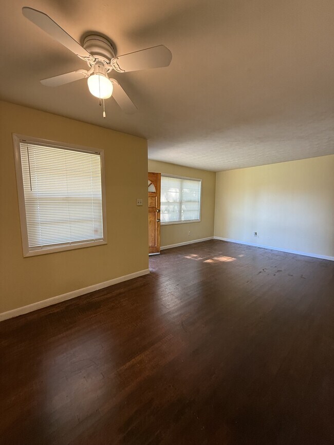 Foto del edificio - 646 Leacrest Ave