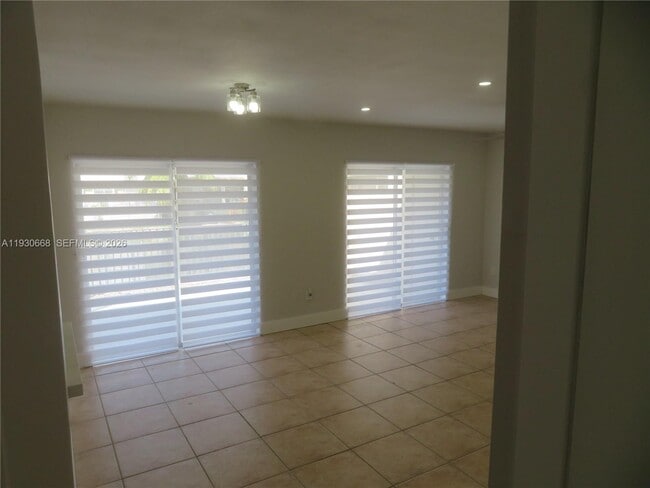 Foto del edificio - 7328 Miami Lakeway S