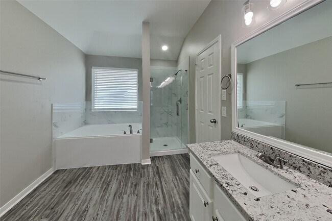 Building Photo - 438 Pinewood Ridge Dr