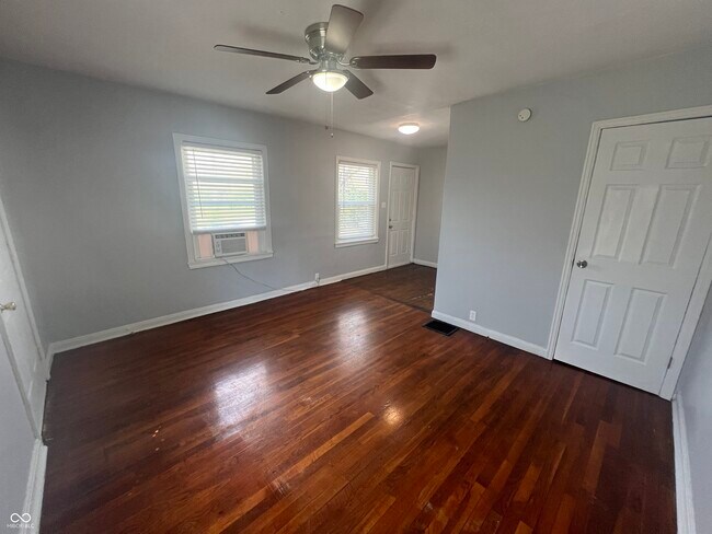 Foto del edificio - 627 N Tibbs Ave