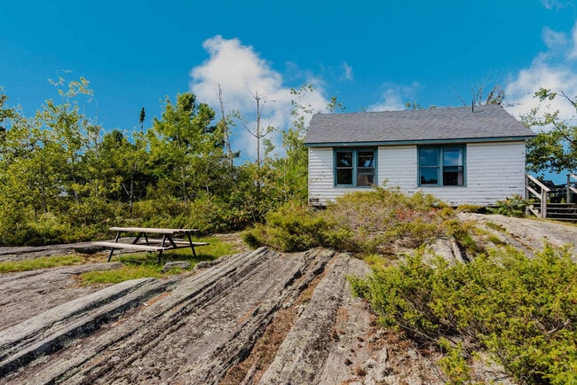 Photo du bâtiment - 100 Sand Bay Rd