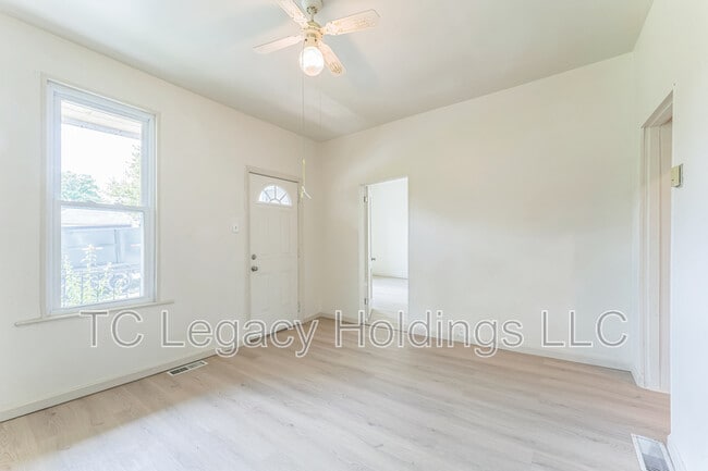 Building Photo - 907 Floral Ave