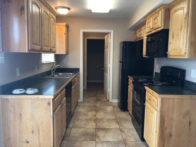 kitchen - 345 Princess Plz