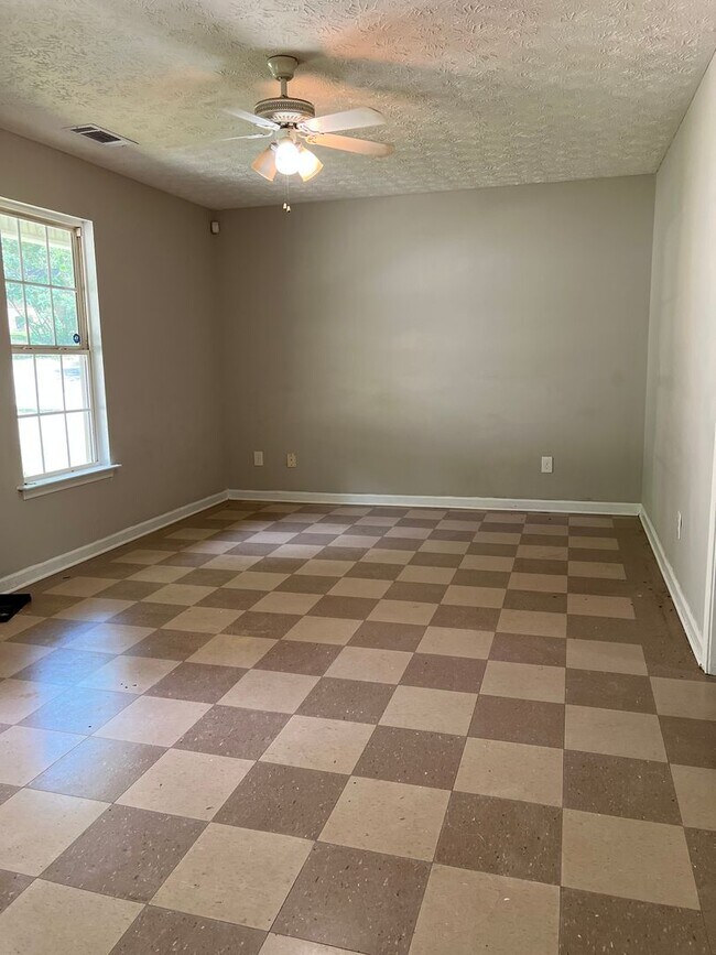 Building Photo - Charming 4 Bedroom Home