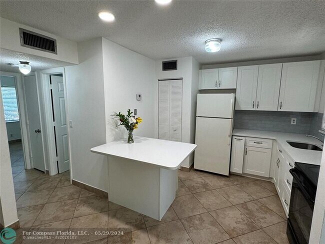 Foto del edificio - 402 Lakeside Dr