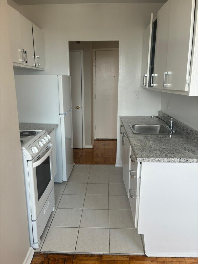 Photo du bâtiment - 1391 WILSON COURT APARTMENTS