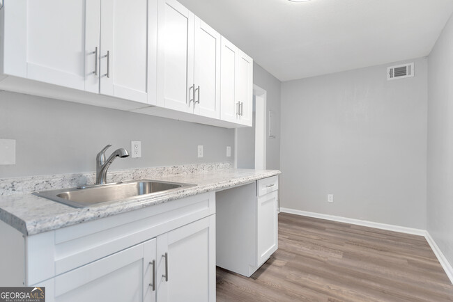 Building Photo - 108 3rd St