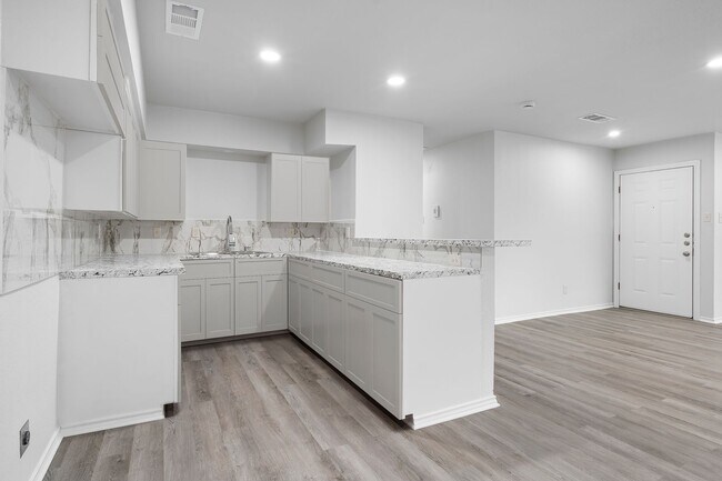 Building Photo - Skyline Duplexes