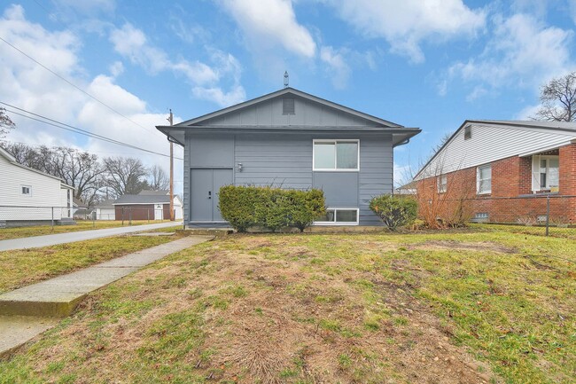 Building Photo - Freshly Renovated Duplex. Upstairs and Downstairs Units Available Now. Schedule a Schedule Today!