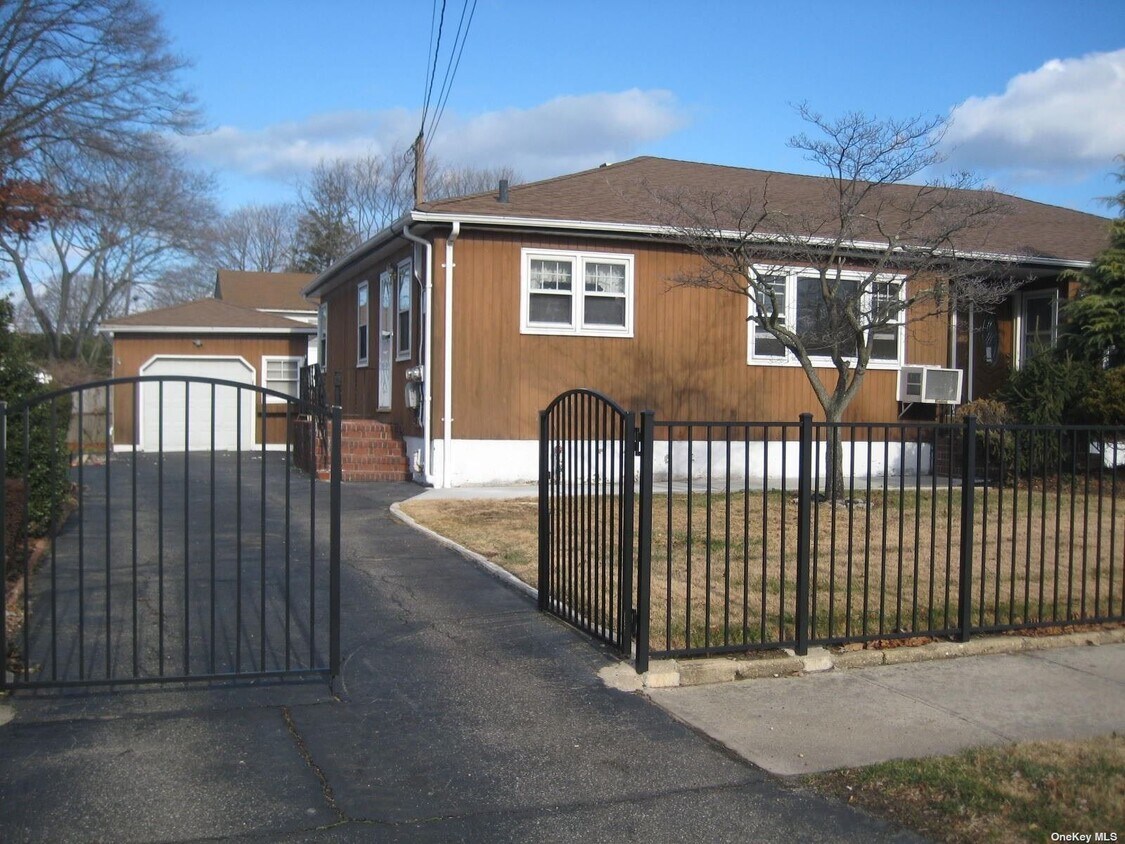 912 5th St, West Babylon, NY 11704 House for Rent in West Babylon, NY