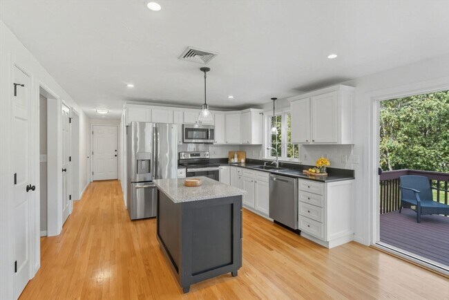 Foto del edificio - 22 Thurston Hill Rd