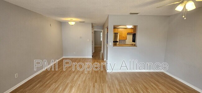 Foto del edificio - 302 Lewfield Cir