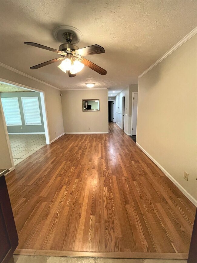 Building Photo - Spacious 3 Bedroom, 2 Bath one level home ...