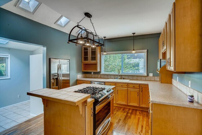 Building Photo - LOCATION LOCATION!!  Local gem in a quiet ...