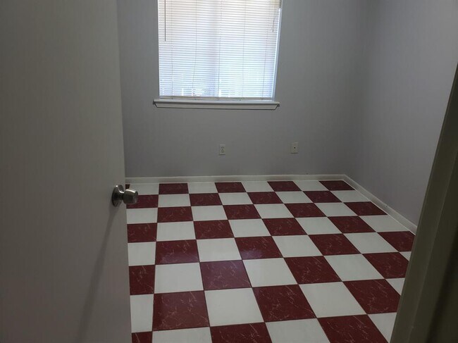 Building Photo - 2534 Bisontine St