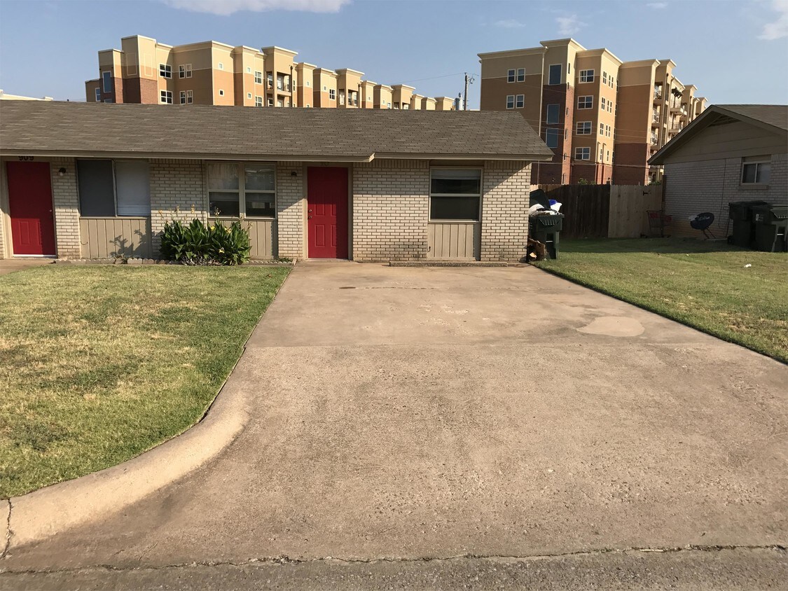 Primary Photo - 913 Drake Dr