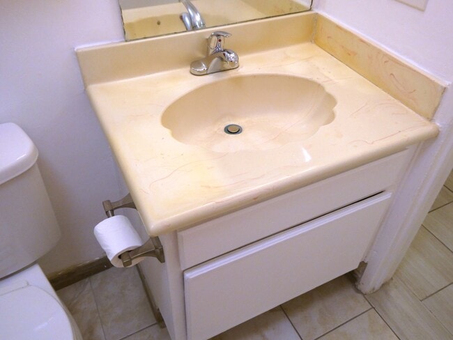 Building Photo - 828 N Bunker Hill Ave