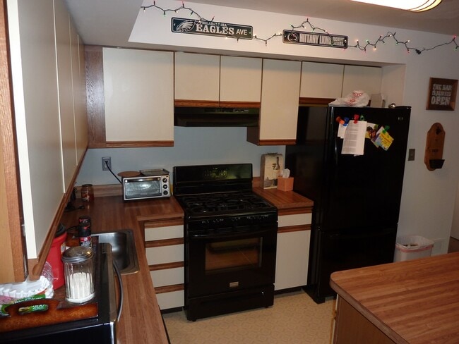 Kitchen - 2 Maple Dr