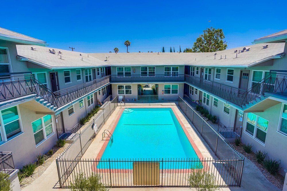 Piscina - 115 N Eastwood Ave (B)