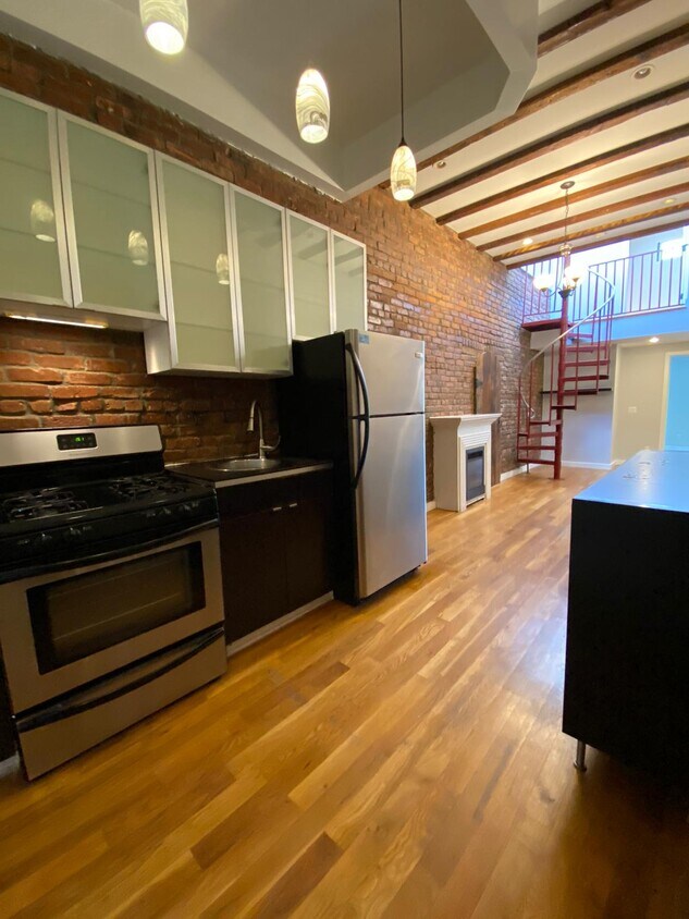 Primary Photo - 1341 Hancock St