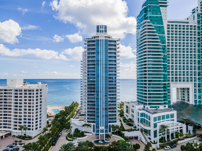 Foto del edificio - Diplomat Oceanfront Residences