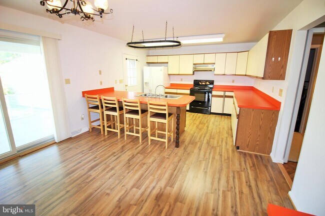 Foto del edificio - 22870 Duke St