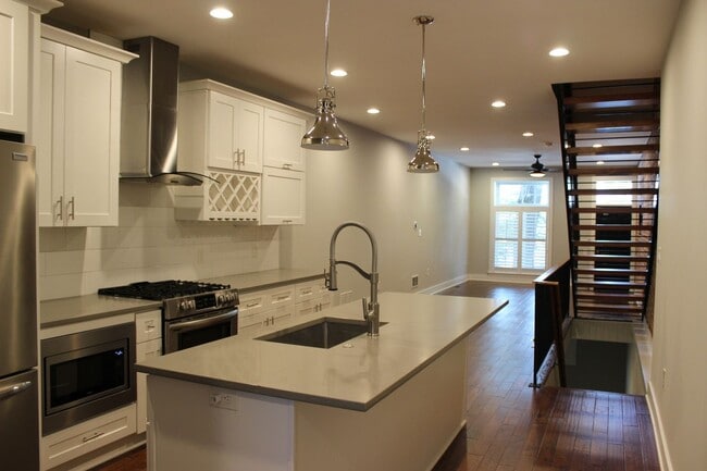 Foto del edificio - Elegant 2Bedroom Brownstone with a Beautif...