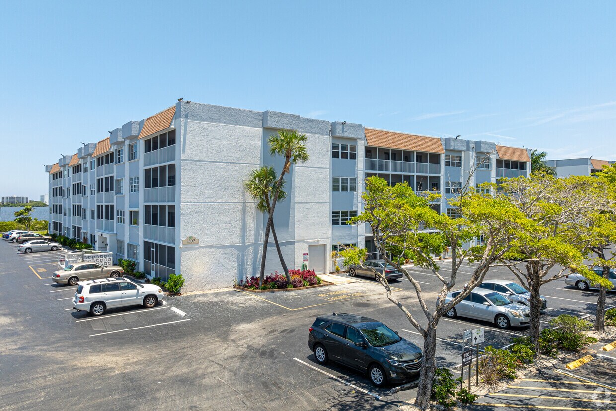 Primary Photo - Palm Lake Condo