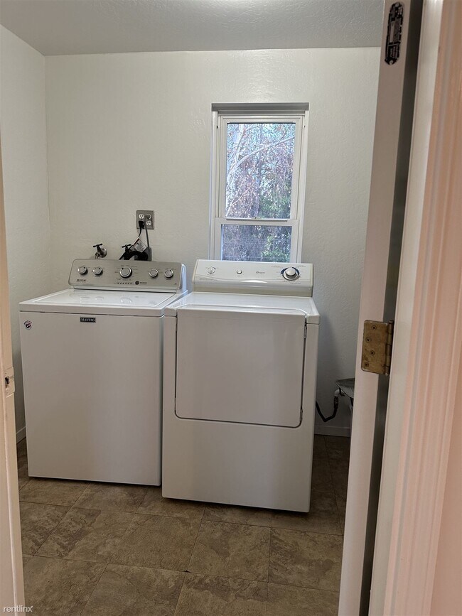 Building Photo - 4 br, 2.5 bath House - 2180 Alameda de las...