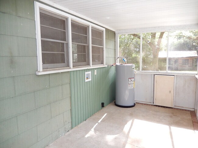 Building Photo - SPACIOUS 4/2 w/ Wood Floors, Screened Porc...