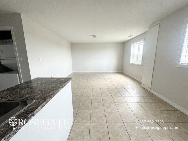 Photo du bâtiment - Pet-Friendly 2-Bedroom Apartment with Garage & Driveway Parking – Hamilton