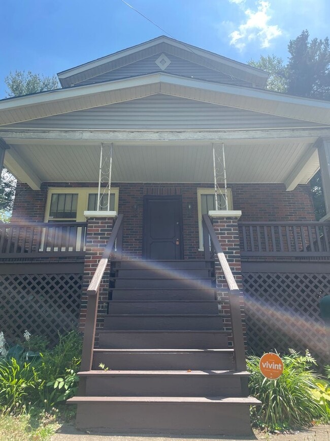 Building Photo - 3 bedroom 1 bath house for rent