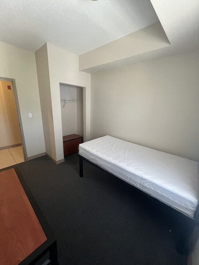 Photo du bâtiment - 606-606 Lester St