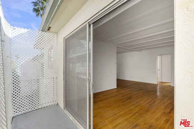 Foto del edificio - 923 N San Vicente Blvd