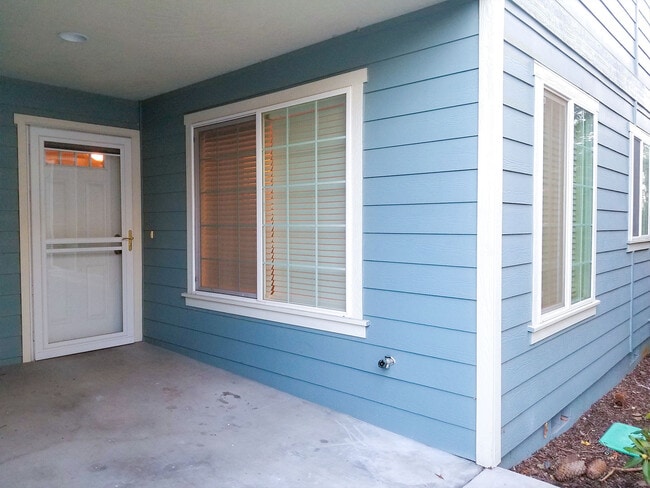 Building Photo - Clean 2 Bedroom. 2 bath apartment