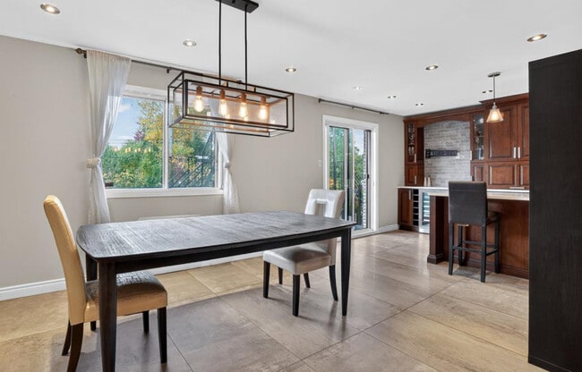 Building Photo - 6132 Boul Des Laurentides