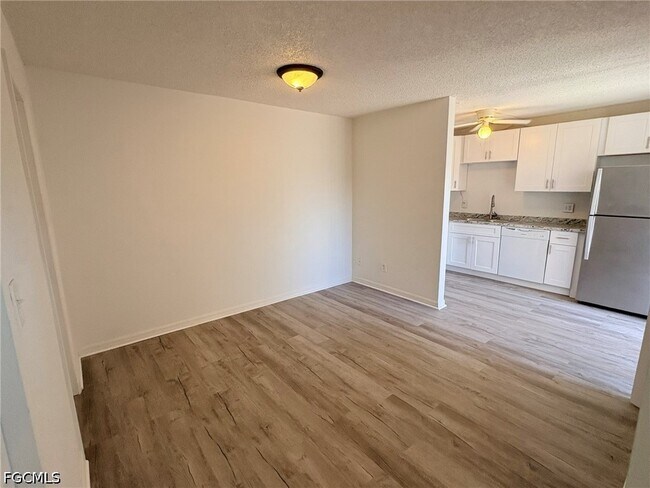 Building Photo - 5584 Malt Dr