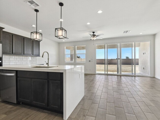 Foto del edificio - 4 Bedroom Single Family Home in Surprise