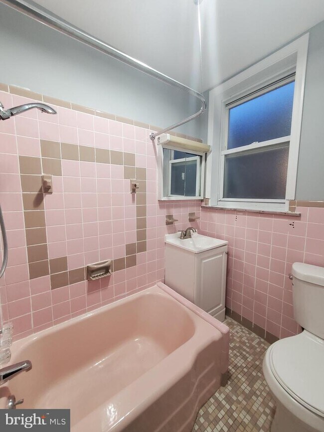 Building Photo - 2019 S Avondale St