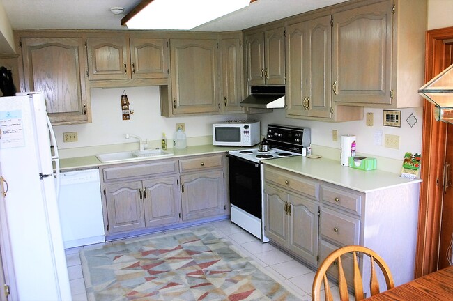 Kitchen - 4654 Dustys Cir