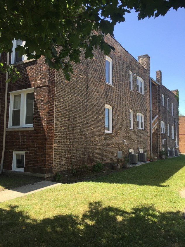 1648 East Ave Unit 2E, Berwyn, IL 60402 Room for Rent in Berwyn, IL
