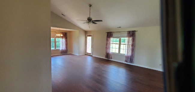 Building Photo - 105 Zinfandel Dr